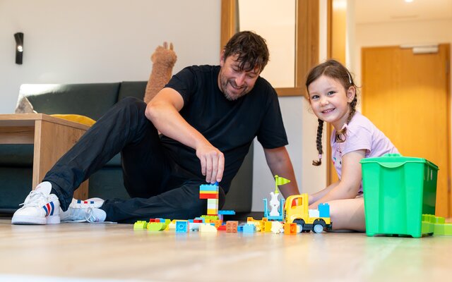Vater spielt mit Tochter Lego