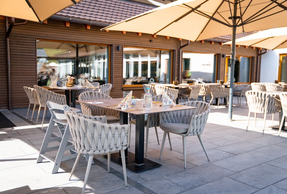 Terrasse vor dem Kinder- & Familienresort Schlüchtmühle Terrasse vor dem Kinder- & Familienresort Schlüchtmühle