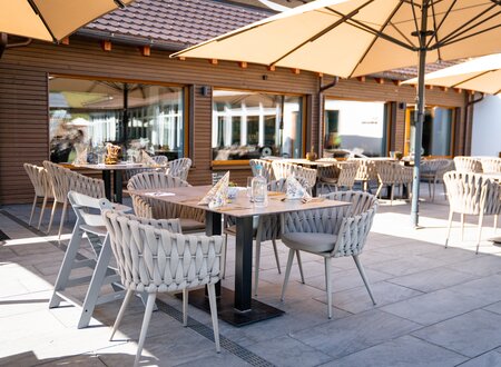 Terrasse vor dem Kinder- & Familienresort Schlüchtmühle Terrasse vor dem Kinder- & Familienresort Schlüchtmühle