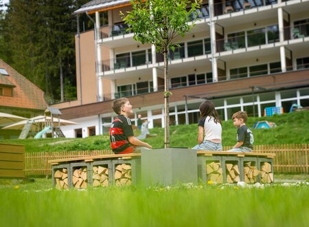 Kinder an der Feuerstelle vor dem Hotel